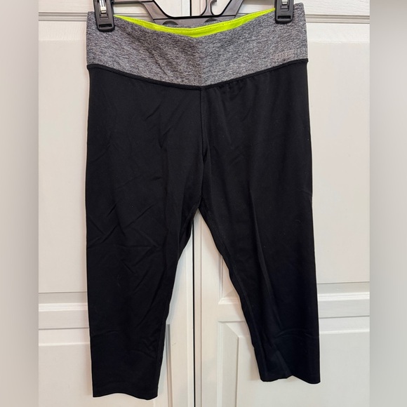 Victoria's Secret Black and Gray Leggings Comfortable Cropped Style Size S - Picture 1 of 6